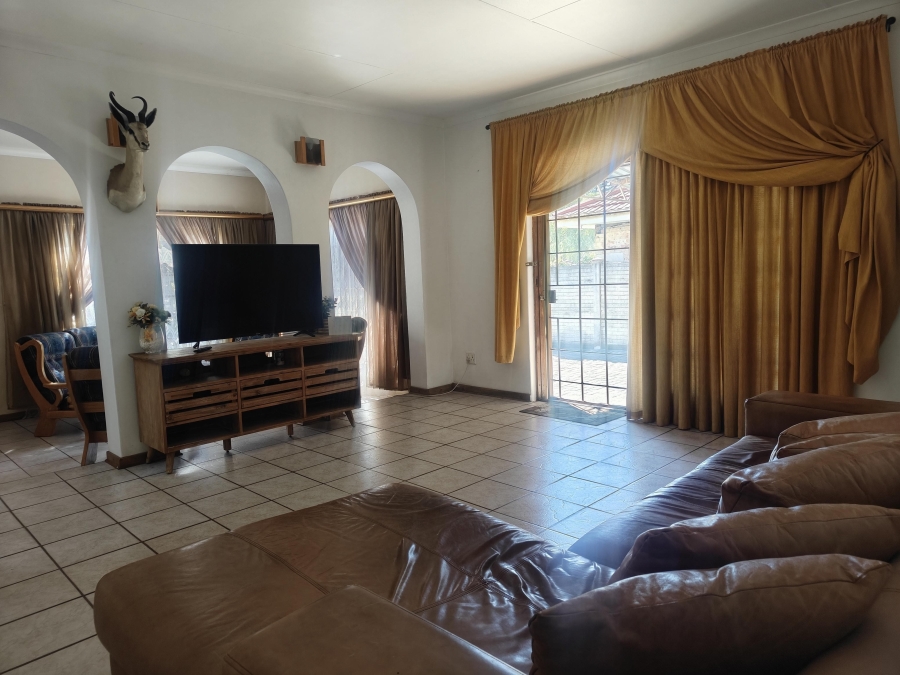 4 Bedroom Property for Sale in Oos Einde North West